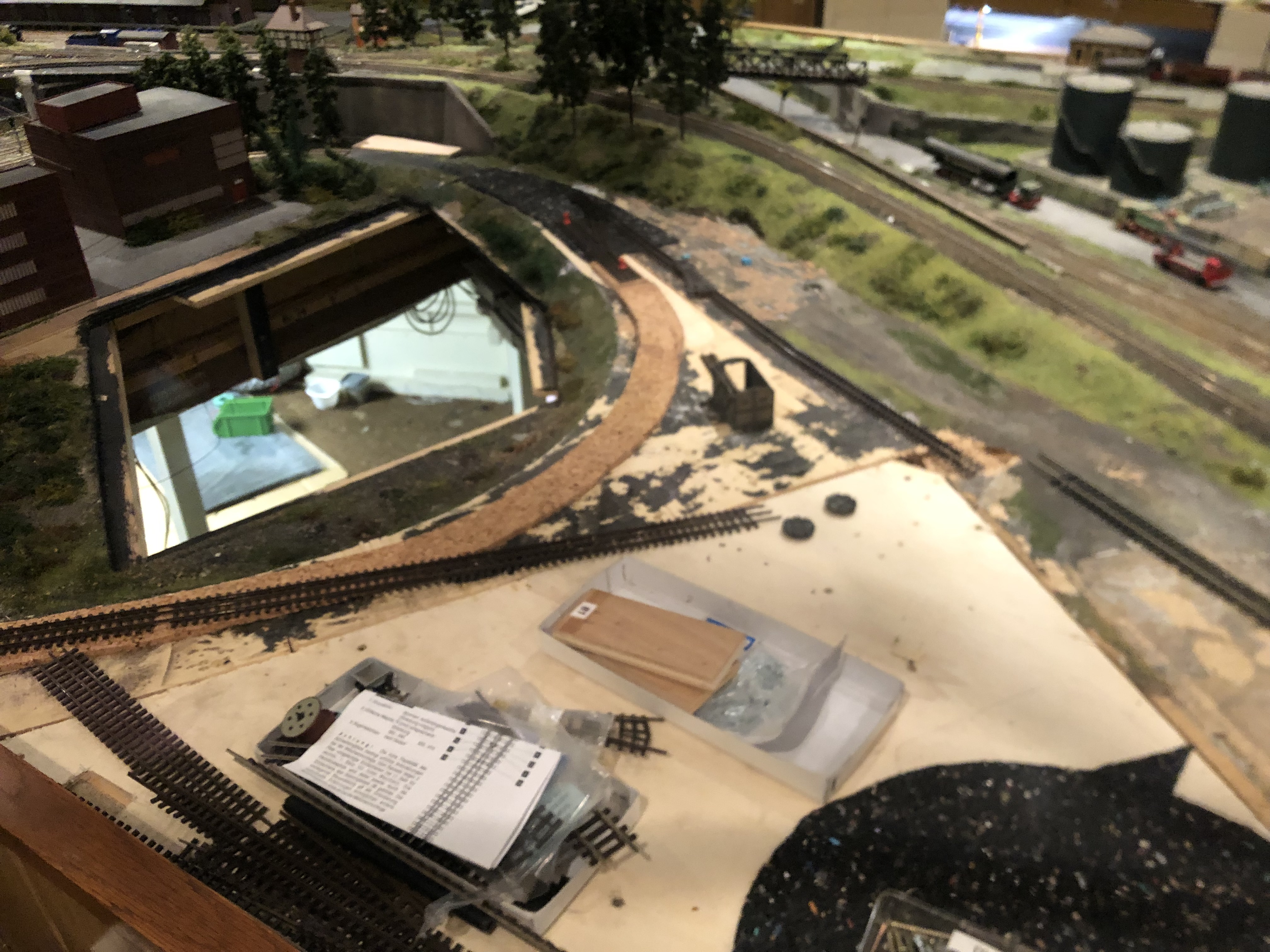 2) Ausbau der Freifläche mit einer Schmalspurbahn mit Sägewerk usw