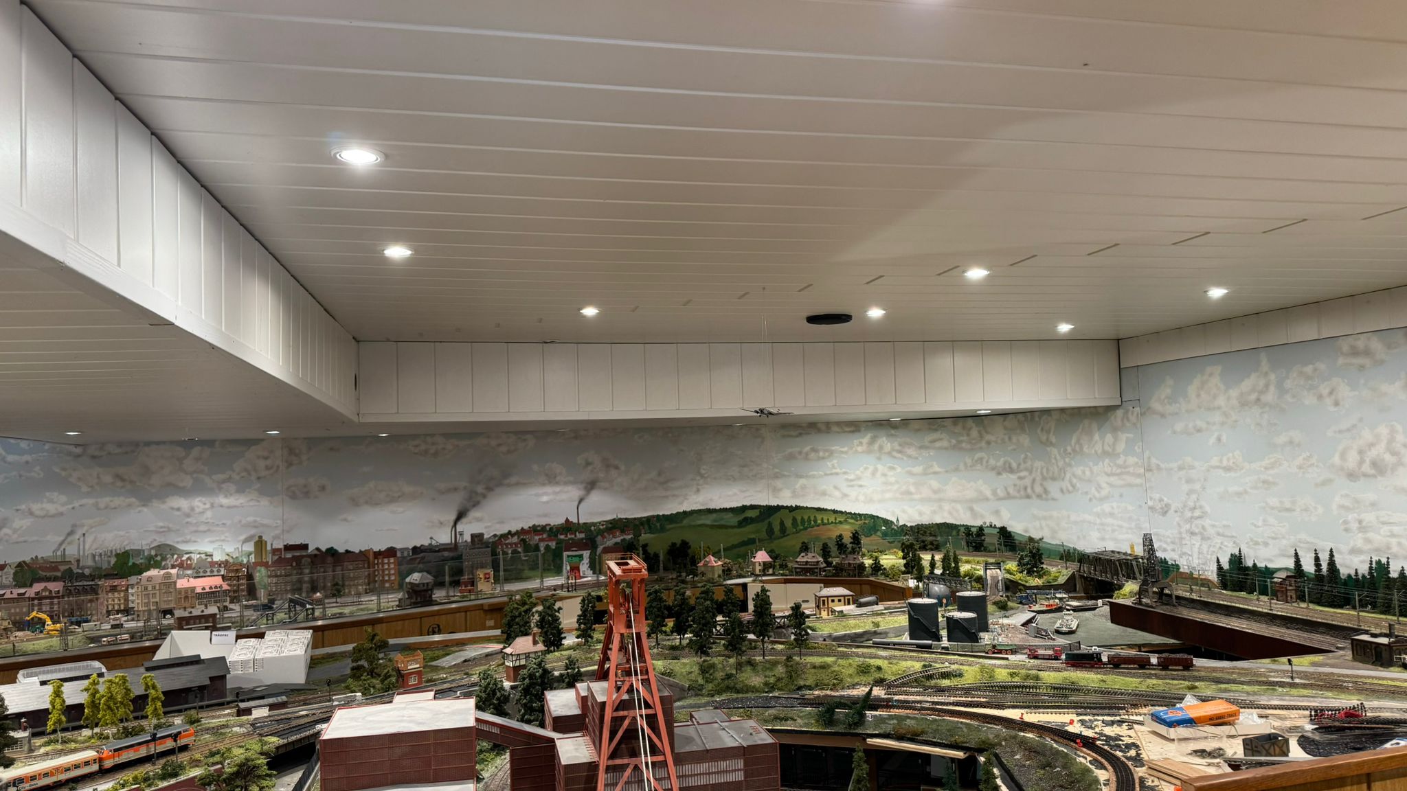 1)	Neue Beleuchtung für die Räumlichkeiten